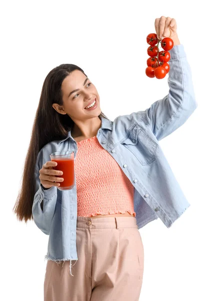 年轻女子 白底一杯蔬菜汁和西红柿 — 图库照片