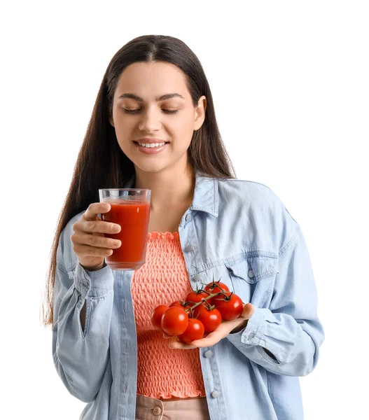 年轻女子 白底一杯蔬菜汁和西红柿 — 图库照片