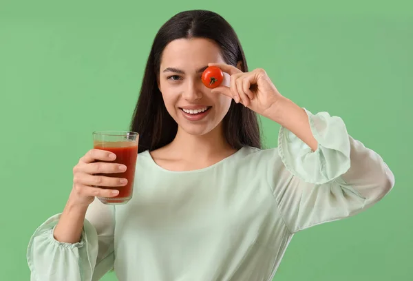 Jonge Vrouw Met Glas Groentesap Tomaat Groene Achtergrond — Stockfoto