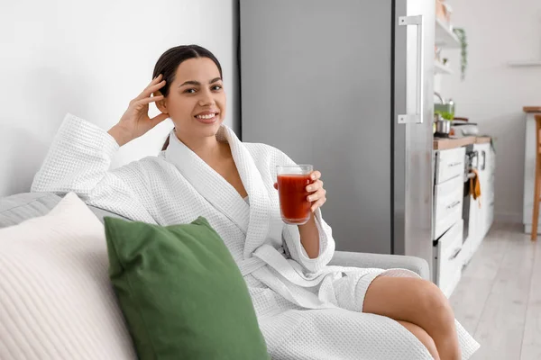 Young Woman Glass Vegetable Juice Sofa Kitchen — Stock Photo, Image