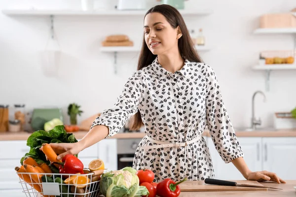 Young Woman Fresh Vegetables Kitchen — Stock Photo, Image
