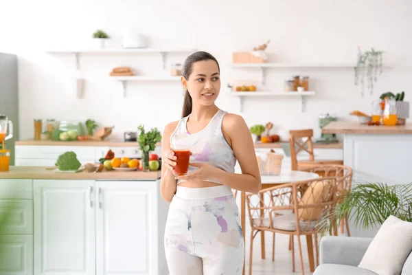 Sportliche Junge Frau Mit Glas Gemüsesaft Der Küche — Stockfoto