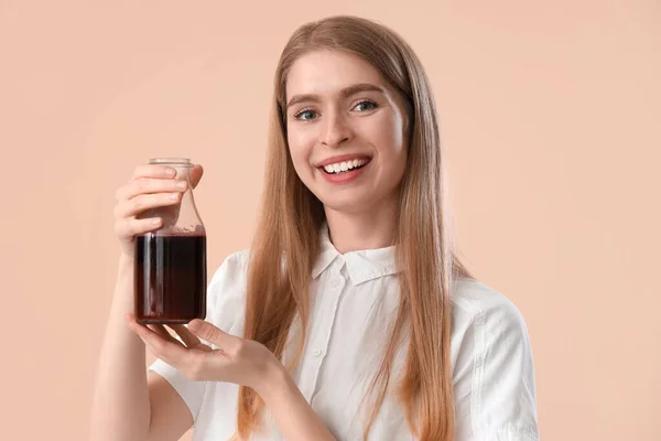 Junge Frau Mit Einer Flasche Rübensaft Auf Beigem Hintergrund — Stockfoto