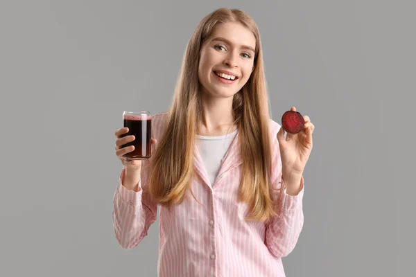 Young Woman Glass Vegetable Juice Beet Grey Background — Stock Photo, Image