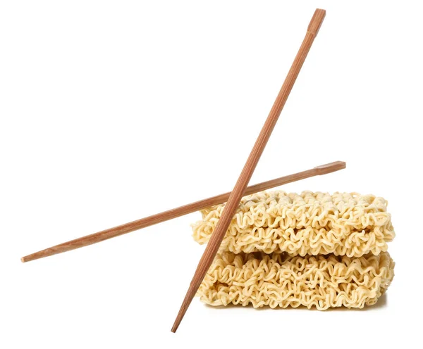 生の即席麺と白地の箸 — ストック写真