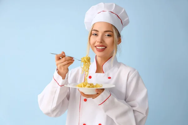 Kobieta Szef Kuchni Jedząc Smaczny Makaron Niebieskim Tle — Zdjęcie stockowe