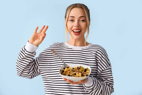 Young Woman Tasty Pasta Showing Blue Background — Stock Photo, Image