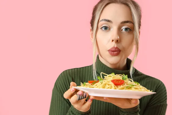Young Woman Tasty Pasta Pink Background Closeup — Stock Photo, Image
