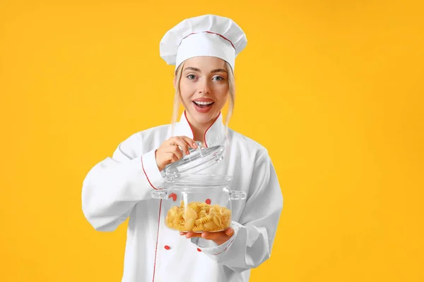 Female Chef Cooking Pot Pasta Yellow Background — Stock Photo, Image