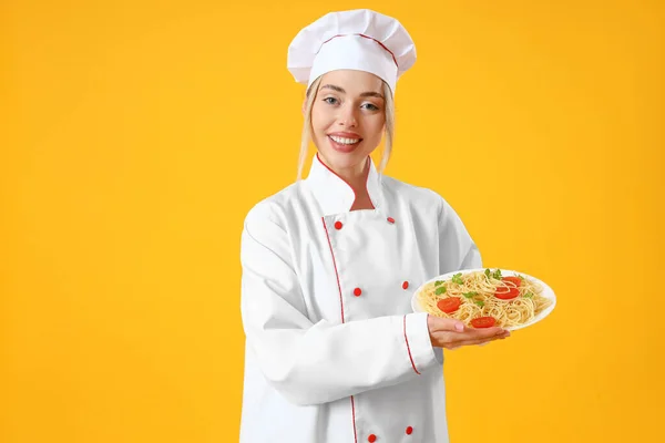 Vrouwelijke Chef Met Lekkere Pasta Gele Achtergrond — Stockfoto
