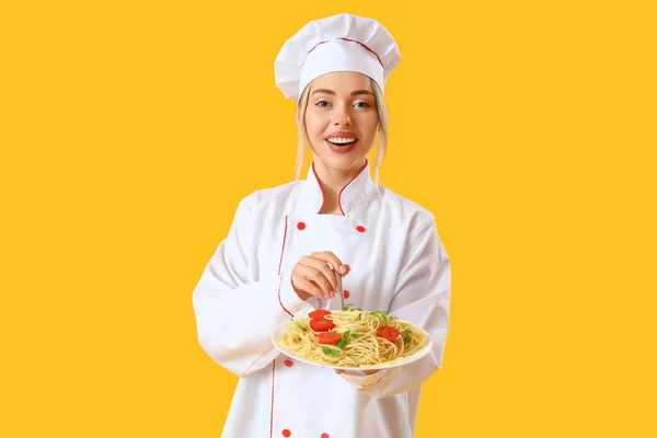 Chef Femenino Con Sabrosa Pasta Sobre Fondo Amarillo — Foto de Stock