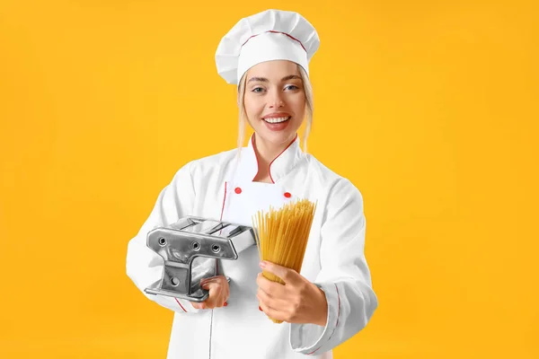 Chef Hembra Con Pastelero Espagueti Crudo Sobre Fondo Amarillo — Foto de Stock