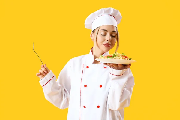 Female Chef Tasty Pasta Yellow Background — Stock Photo, Image