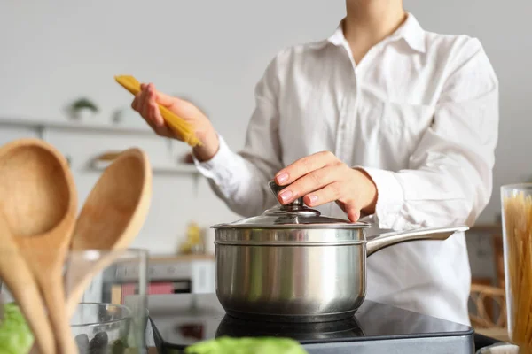 Young Woman Boiling Spaghetti Kitchen Closeup — Stock Photo, Image