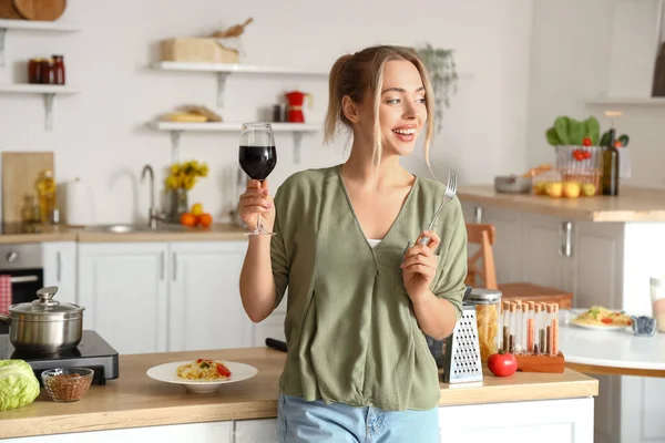 Jonge Vrouw Met Glas Wijn Smakelijke Pasta Eten Keuken — Stockfoto