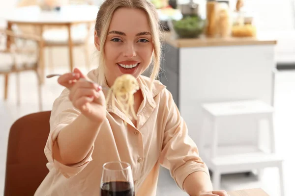 Jonge Vrouw Eten Smakelijke Pasta Keuken Closeup — Stockfoto