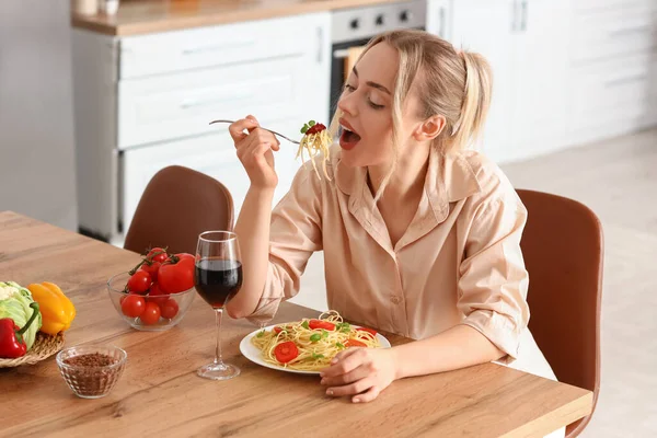 Young Woman Eating Tasty Pasta Kitchen — Stock Photo, Image