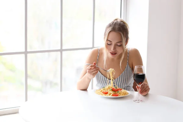 Jovem Com Copo Vinho Comendo Massa Saborosa Mesa Restaurante — Fotografia de Stock