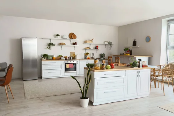 Interieur Van Lichte Keuken Met Balies Planken Voedsel — Stockfoto