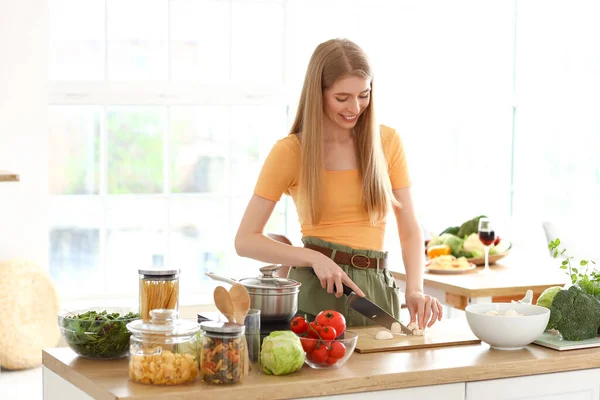 Junge Frau Schneidet Pilze Für Pasta Küche — Stockfoto