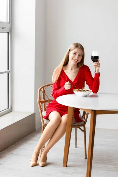Giovane Donna Con Bicchiere Vino Mangiare Gustosa Pasta Nel Ristorante — Foto Stock