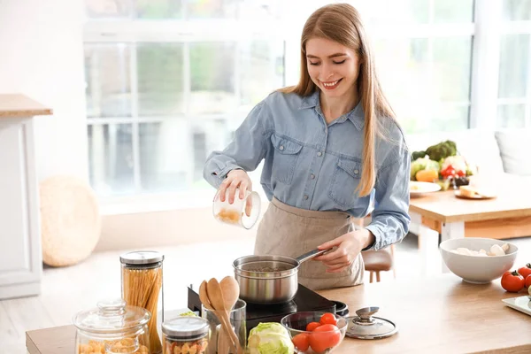 Genç Bir Kadın Mutfakta Makarna Pişiriyor — Stok fotoğraf