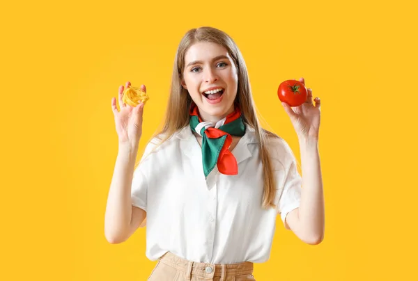 Junge Frau Mit Rohen Nudeln Und Tomaten Auf Gelbem Hintergrund — Stockfoto