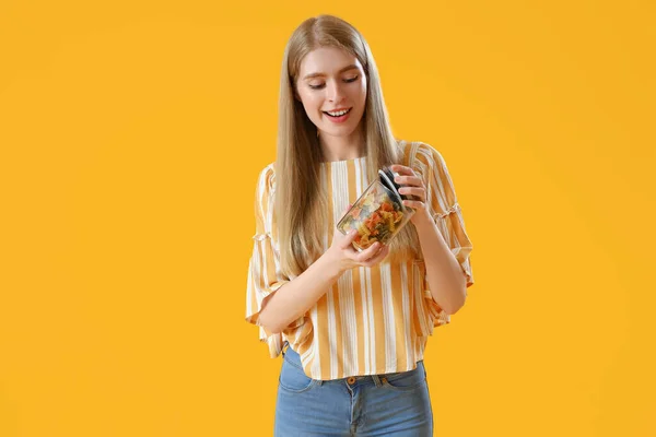 Glückliche Junge Frau Mit Einem Glas Rohe Pasta Auf Gelbem — Stockfoto