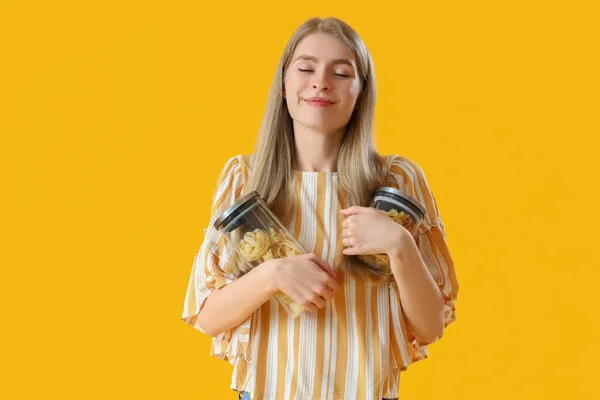 Ευτυχισμένη Νεαρή Γυναίκα Βάζα Ωμών Ζυμαρικών Κίτρινο Φόντο — Φωτογραφία Αρχείου