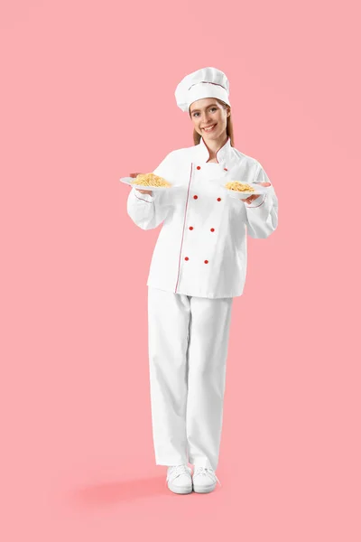 Vrouwelijke Chef Kok Met Borden Smakelijke Pasta Roze Achtergrond — Stockfoto