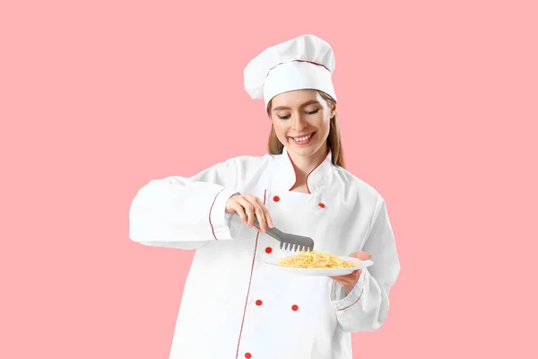 Chef Femminile Con Gustosa Pasta Sfondo Rosa — Foto Stock