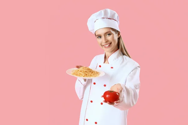 Chef Femenino Con Sabrosa Pasta Tomate Sobre Fondo Rosa — Foto de Stock