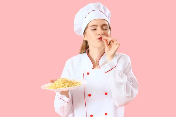 Köchin Mit Leckeren Pasta Auf Rosa Hintergrund — Stockfoto