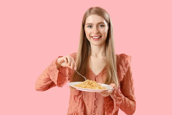 Junge Frau Mit Leckerer Pasta Auf Rosa Hintergrund — Stockfoto