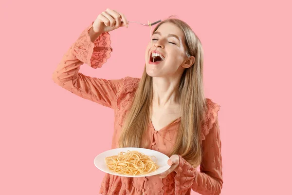 Jeune Femme Manger Des Pâtes Savoureuses Sur Fond Rose — Photo
