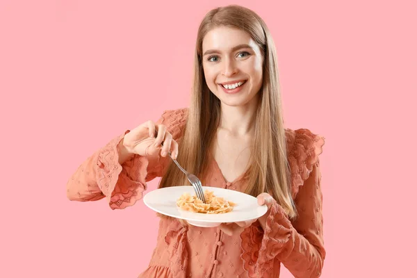 Mujer Joven Con Pasta Sabrosa Sobre Fondo Rosa — Foto de Stock