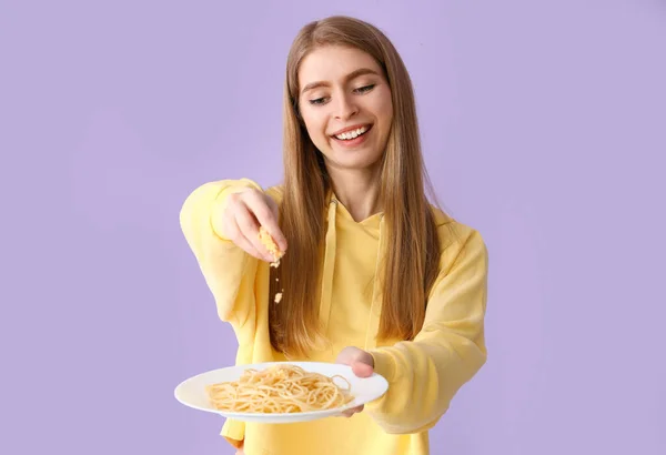 Ung Kvinna Med God Pasta Syren Bakgrund — Stockfoto