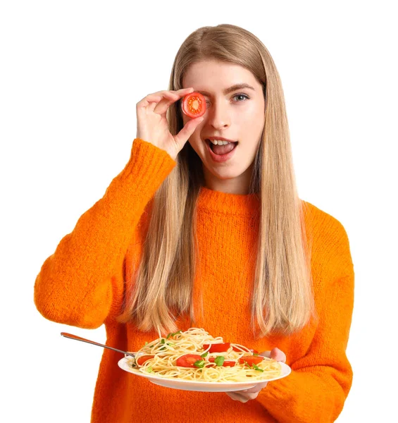 白い背景においしいパスタとトマトを持つ若い女性 — ストック写真