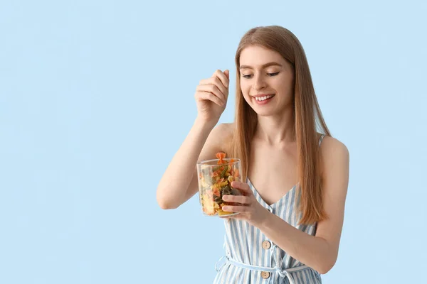 Junge Frau Mit Einem Glas Rohe Pasta Auf Blauem Hintergrund — Stockfoto