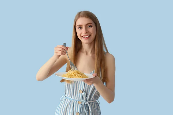 Ung Kvinna Med God Pasta Blå Bakgrund — Stockfoto