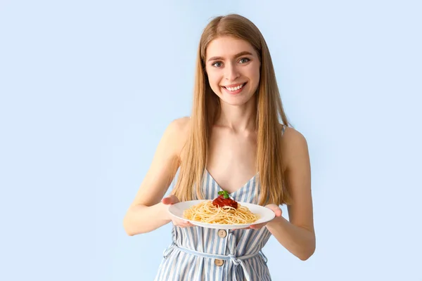 Jeune Femme Avec Des Pâtes Savoureuses Sur Fond Bleu — Photo