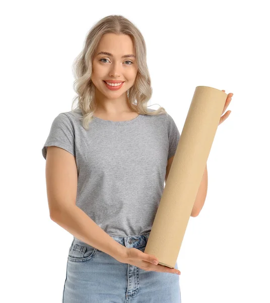 Beyaz Arka Planda Duvar Kağıdı Yuvarlanan Genç Bir Kadın — Stok fotoğraf