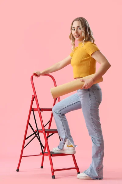 Jonge Vrouw Met Behang Roll Ladder Roze Achtergrond — Stockfoto