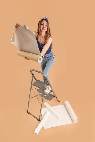 Young Woman Wallpaper Roll Ladder Beige Background — Stock Photo, Image