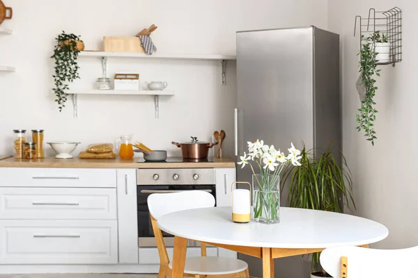 Innenraum Der Hellen Küche Mit Stilvollem Kühlschrank Arbeitsplatten Regalen Tisch — Stockfoto