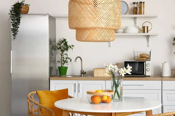 Şık Buzdolabı Tezgah Lamba Masayla Aydınlık Mutfağın Içi — Stok fotoğraf