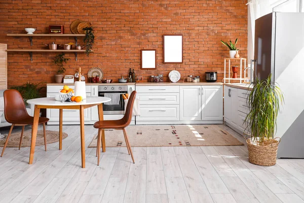 Interior Cozinha Com Geladeira Elegante Balcões Prateleiras Mesa Cadeiras — Fotografia de Stock