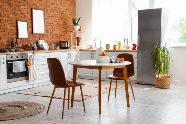 スタイリッシュな冷蔵庫 カウンター テーブルと椅子付きのキッチンのインテリア — ストック写真