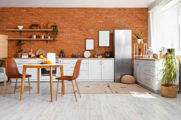 Interior Cocina Con Nevera Elegante Mostradores Estantes Mesa Fotos Blanco — Foto de Stock