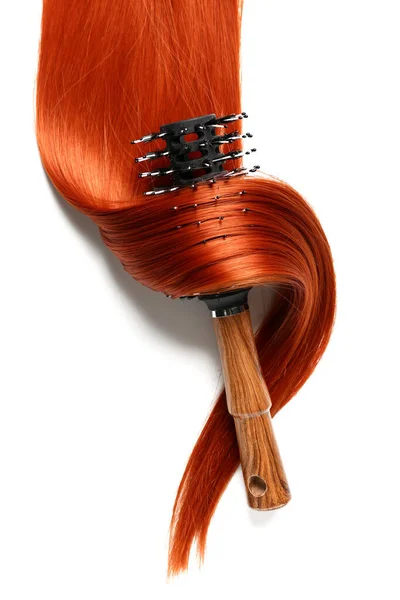 Ingwer Haarsträhne Mit Pinsel Auf Weißem Hintergrund Nahaufnahme — Stockfoto